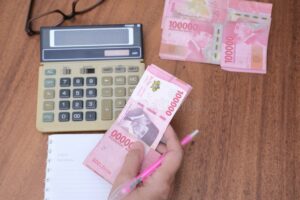 Come Calcolare Il 15% Dello Stipendio Mensile Netto 2 mano che conta soldi con calcolatrice