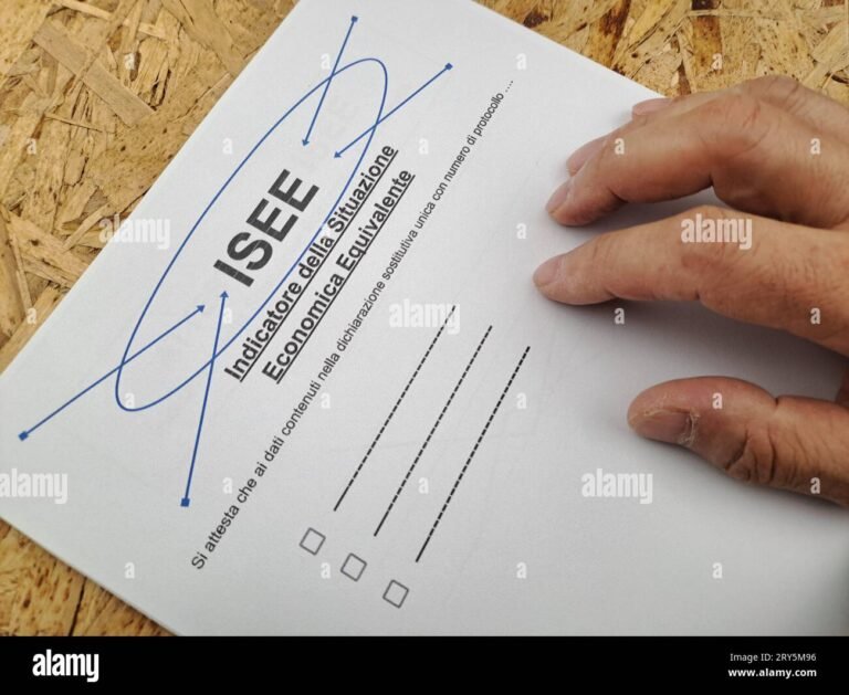 mano che tiene banconote e documento isee