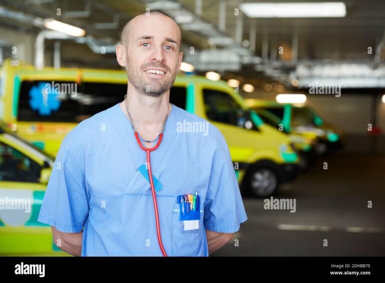 Quali Agevolazioni Sono Disponibili per l'Acquisto Auto ai Medici 2 medico sorridente vicino a nuova auto parcheggiata