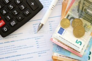 modulo inail con penna e calcolatrice