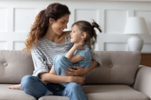 neonata felice con madre rilassata in braccio