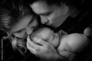 Quanti Mesi di Congedo Parentale Sono Previsti Dalla Legge Italiana 23 neonato tra le braccia di genitori felici