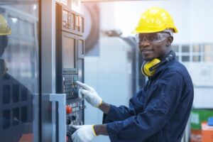 operaio industriale al lavoro in fabbrica