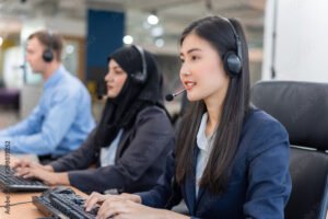 Come Funziona Il Servizio Clienti Di Fondo Est Per Gli Iscritti 1 operatore servizio clienti al computer sorridente