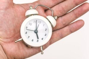 Quanto viene pagato il lavoro straordinario in Italia 33 orologio con mani che lavorano sera