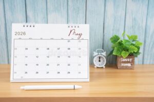 orologio e calendario su scrivania ufficio