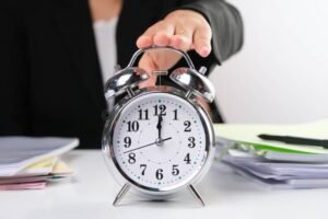 Quante Ore Si Lavora In Un Contratto Part Time Settimanale 33 orologio e mani al lavoro ufficio