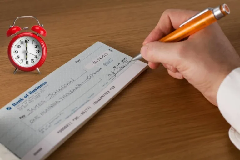 Gli assegni hanno scadenza Ecco cosa sapere sulle tempistiche 2 orologio vicino a un assegno bancario