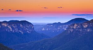 panorama montano con bacheca annunci lavoro