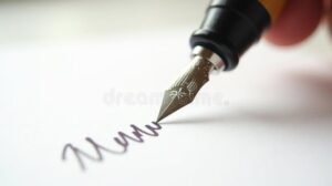 penna elegante che scrive su carta bianca