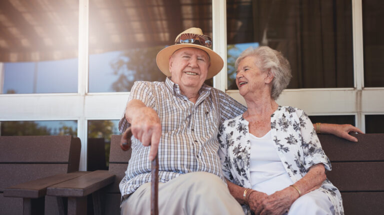 pensionati italiani felici con assegni pensionistici