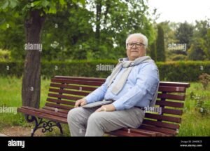 pensionato felice con laptop al parco