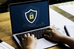 persona che accede a un computer sicuro