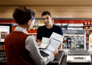 Quali Documenti Sono Necessari per Ottenere l'ISEE con Poste Italiane 1 persona che compila documenti in ufficio postale