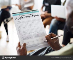 Chi Sono Gli Esenti Dal Canone Rai E Come Richiedere L’esenzione 12 persona che compila domanda su modulo ufficiale