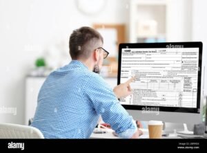 Come Fare l'Isee da Soli Senza Aiuto Esterno 3 persona che compila moduli al computer