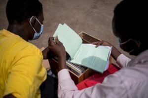 persona che compila moduli con assistente accanto