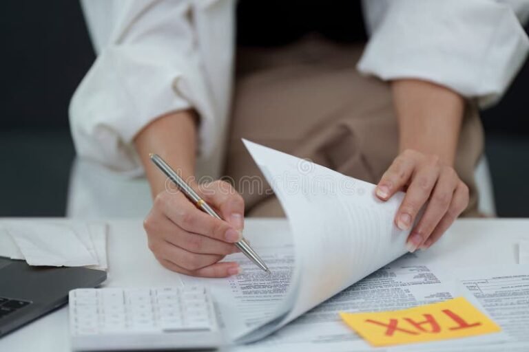 persona che compila moduli con documenti finanziali