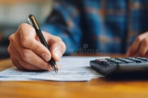 persona che compila modulistica con calcolatrice