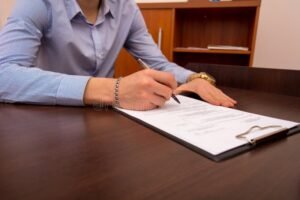 Naspi Prima Della Pensione: Quando e Come Richiederla 11 persona che compila modulistica con orologio