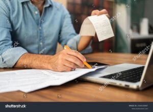 persona che compila modulistica fiscale a casa