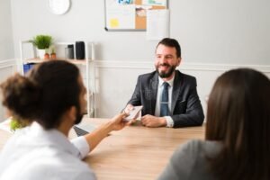 persona che consegna documenti fiscali sorridente