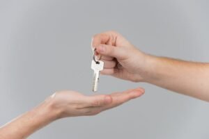 persona che consegna le chiavi ad unaltra