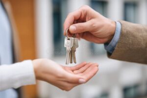 persona che consegna le chiavi di casa