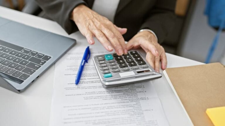 Come Calcolare Da Soli L’ISEE: Guida Pratica Passo Passo 2 persona che consulta documenti con calcolatrice