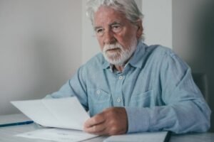 persona che consulta documenti finanziari a casa