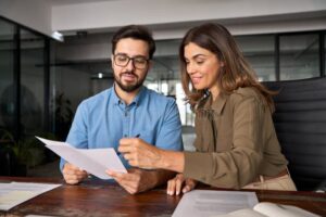 persona che consulta un consulente finanziario sorridente