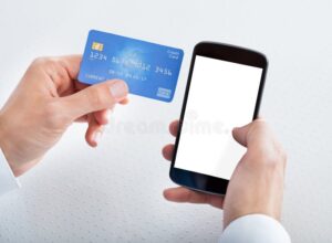 persona che controlla saldo su smartphone e carta