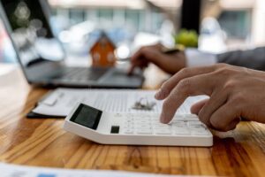 persona che firma contratto con calcolatrice