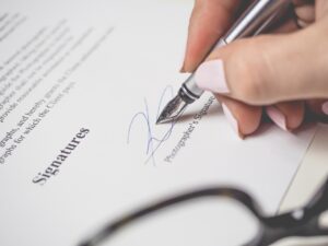 persona che firma un contratto di lavoro
