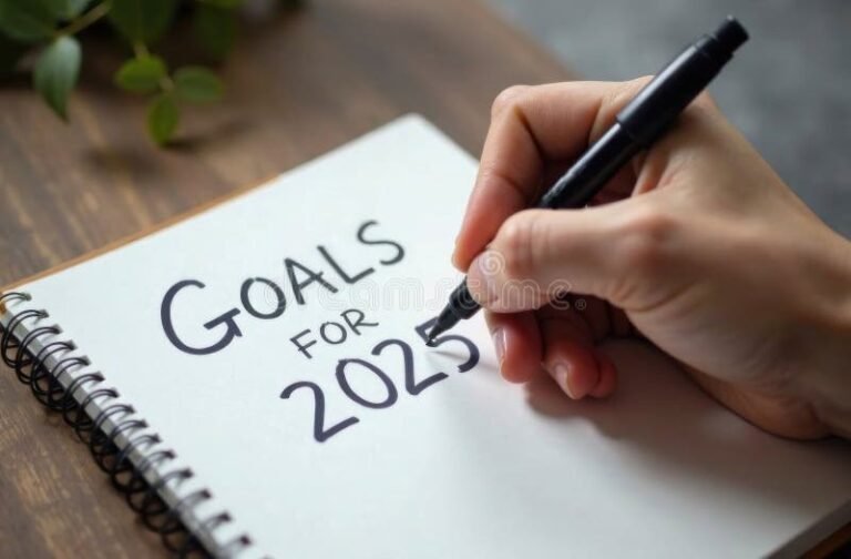 Cosa Fare Da Disoccupato: Quali Attività Possono Aiutarti 2 persona che pianifica obiettivi con carta e penna