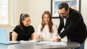 persona che riceve assistenza fiscale in ufficio