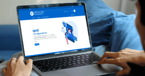 persona che usa computer con spid acceso