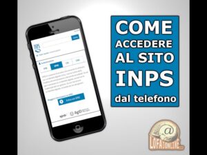 persona che usa smartphone con app inps aperta