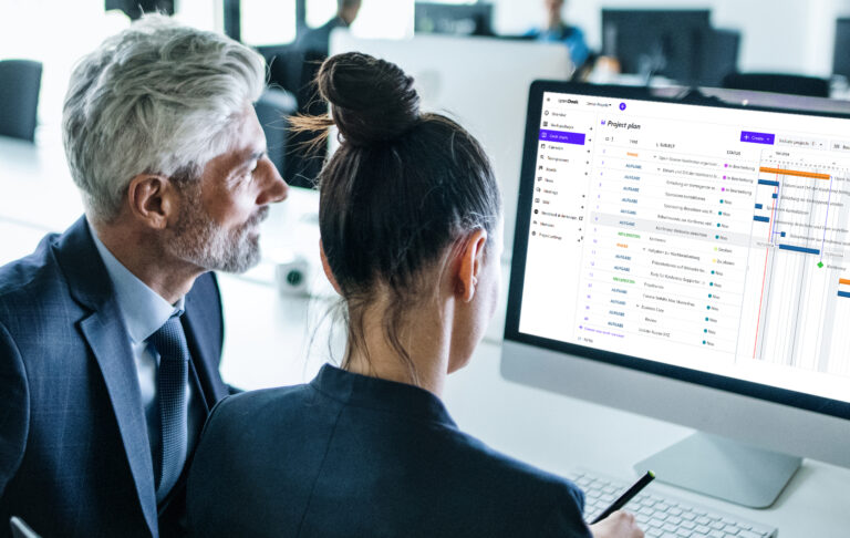 persona che utilizza computer con sito governativo aperto