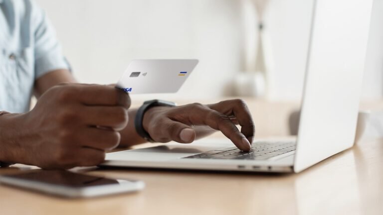 persona che utilizza laptop per pagamenti online