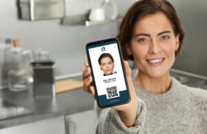 persona con carta di identita elettronica e smartphone