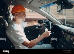 persona con protesi al braccio guida auto adattata