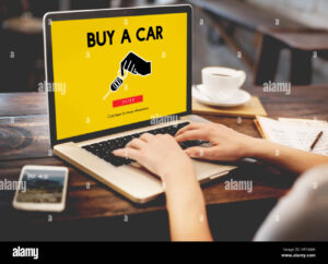 persone che cliccano su laptop per prenotazione auto