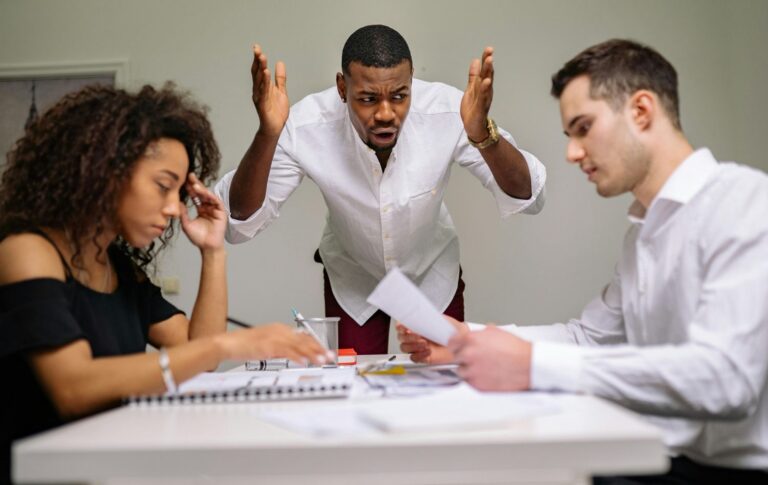 persone che discutono con un assistente sociale