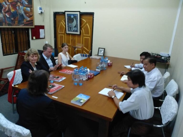 persone che ricevono assistenza in ufficio pubblico