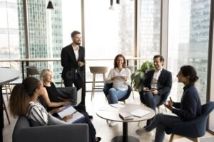 persone diverse in una discussione animata