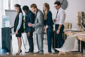persone in coda davanti a un ufficio lavoro