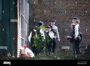 Chi Ha Diritto All’esenzione IMU Per Le Forze Dell’Ordine 1 poliziotti in divisa davanti a caserma