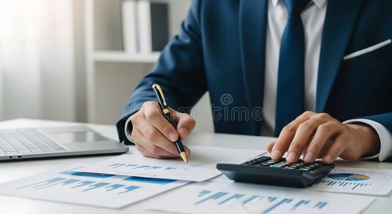 Come Calcolare Gli Scatti di Anzianità Nei Studi Professionali 2 professionista al lavoro con documenti e calcolatrice
