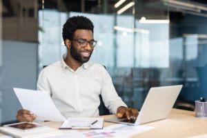 professionista che lavora al computer con documenti